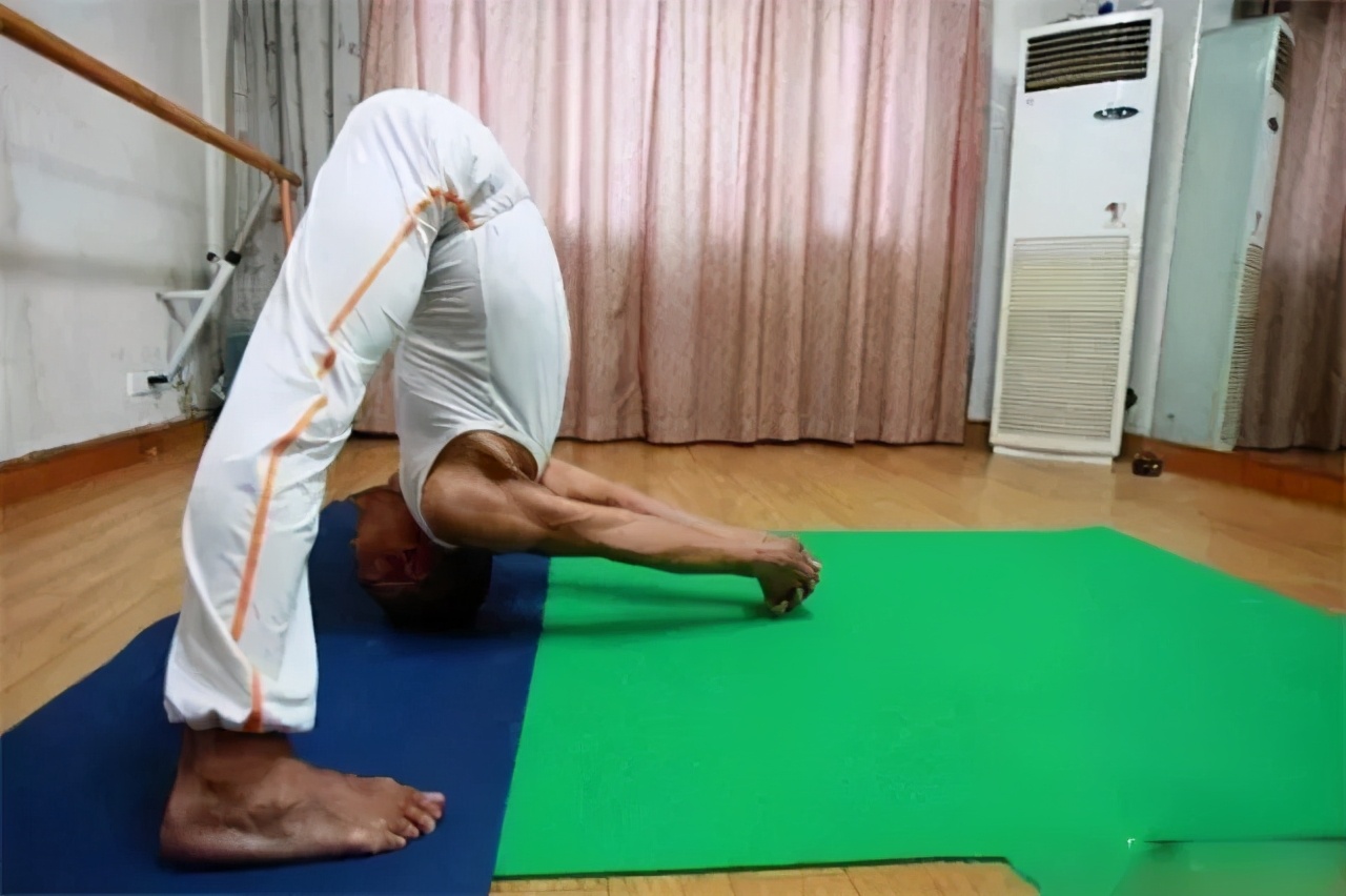 80高龄老头练瑜伽高难度动作,70多岁老大爷坚持练瑜伽