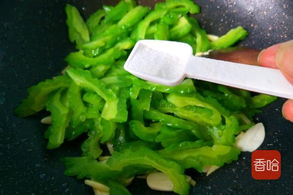 大厨炒苦瓜的做法,炒苦瓜不苦的秘诀
