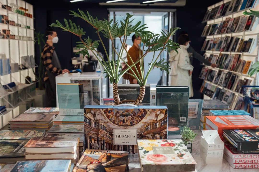 关店潮中，他在三里屯开了一家奢侈书店，用傲气向世界发起挑衅