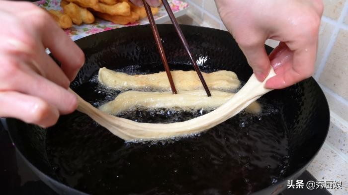 炸油条必须要泡打粉和小苏打粉吗,炸油条一斤面给多少水给一个鸡蛋