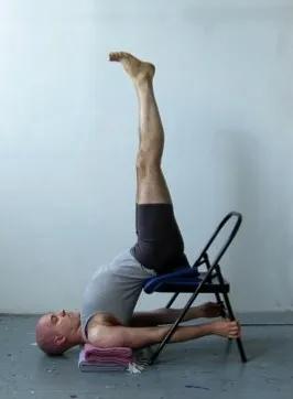 瑜伽体式之母是哪个动作,瑜伽体式之母肩倒立练习