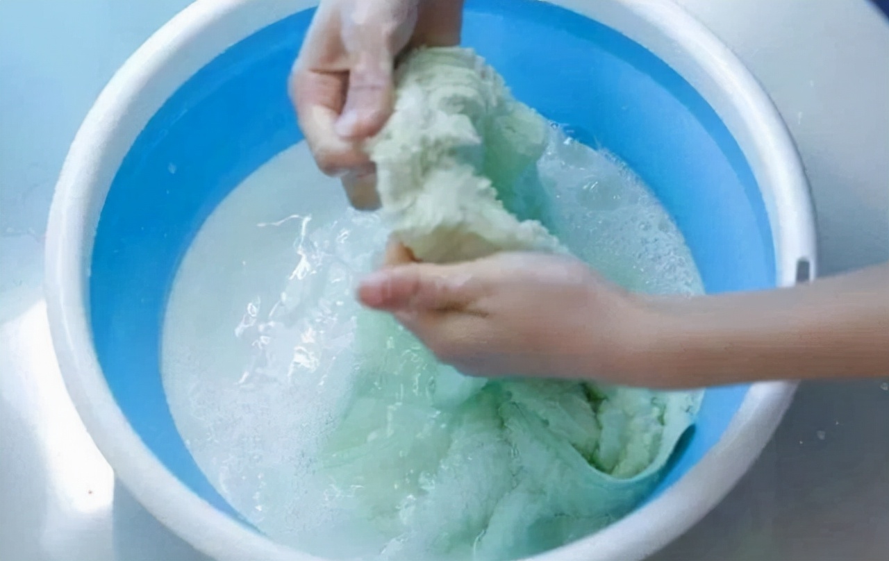 小苏打和食用碱的区别与危害,食用小苏打不小心放菜里了要紧吗