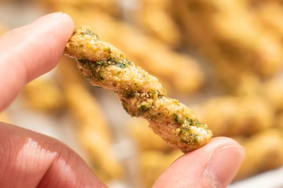 被薇娅直播间榨干零食预算后，写出了这篇测评报告（上）