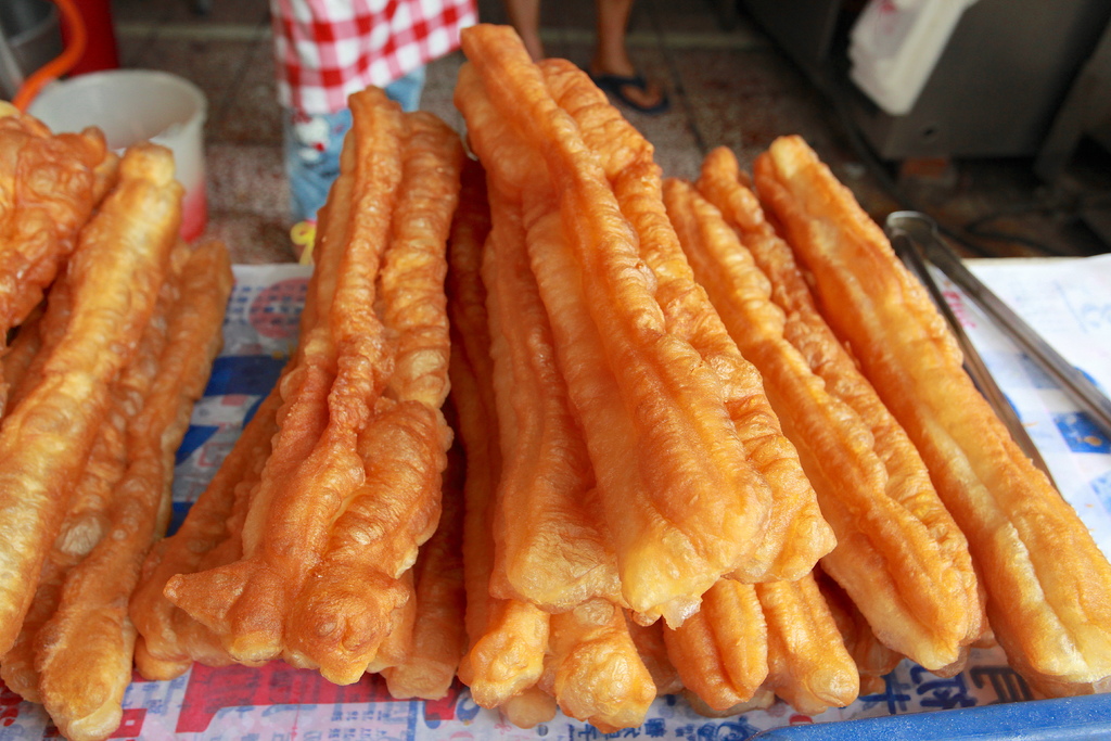 1斤面2个鸡蛋炸油条的配方,家庭面粉鸡蛋炸油条的做法