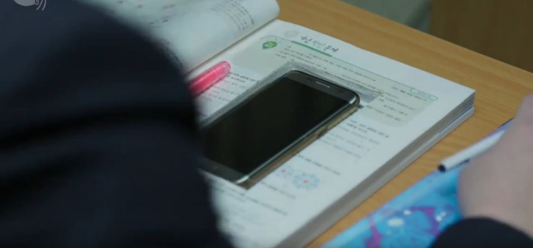 俩男的。一个高冷。一个逗比