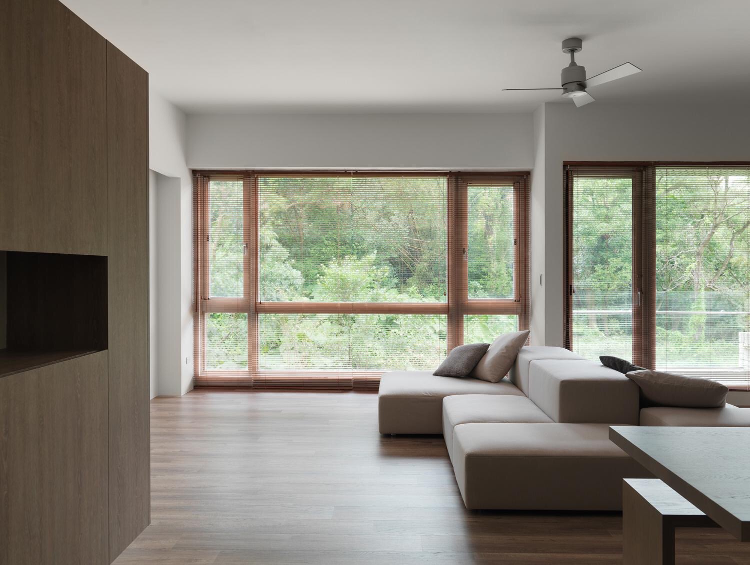 进门左手厨房餐厅客厅一体长方形,现代轻奢装修风格餐厅厨房一体