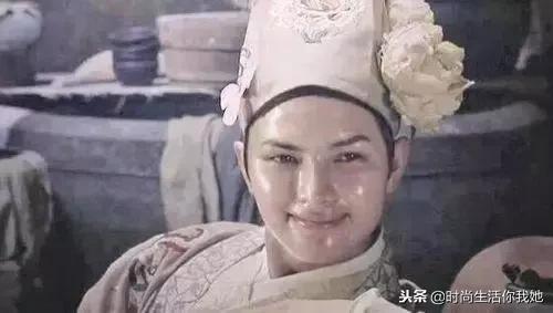 干皮爱出油是什么皮肤,脸上出油而且好多死皮