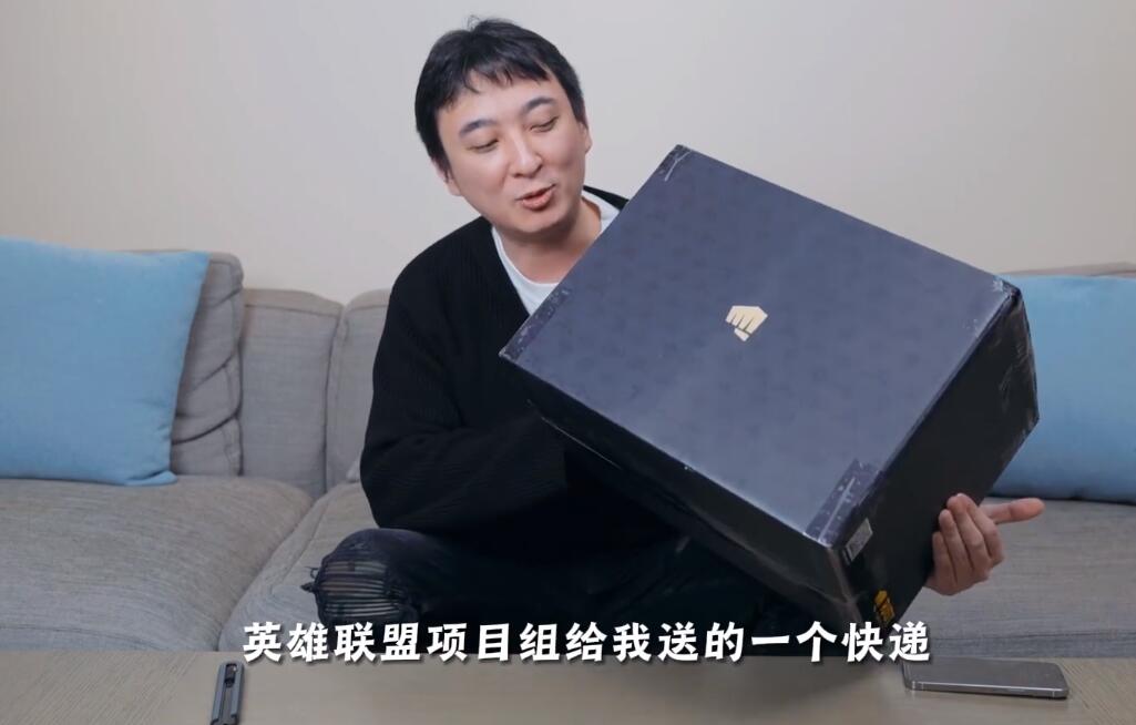 王思聪开箱LOL手办，重温自己ADC身份，成为中国第一个拿到的玩家