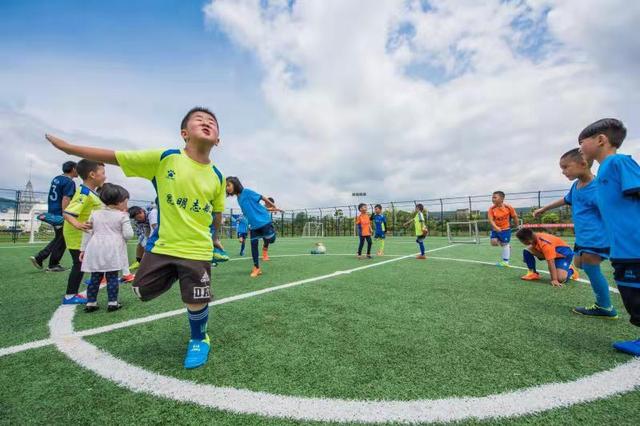 儿童足球体验课应该怎么上,7-12岁少儿体能足球课程