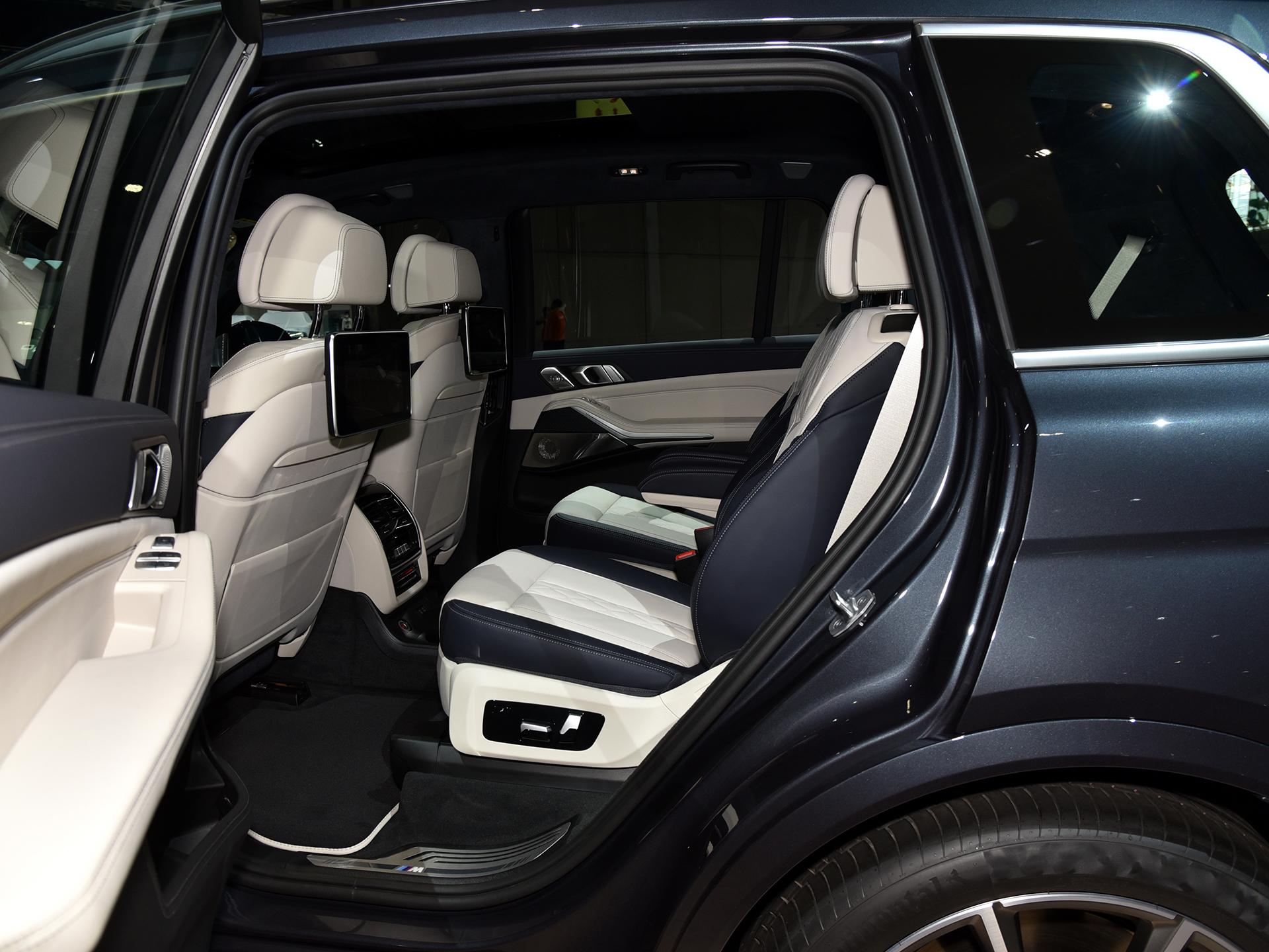 宝马x7跟库里南底盘详细对比,宝马x7库里南对比