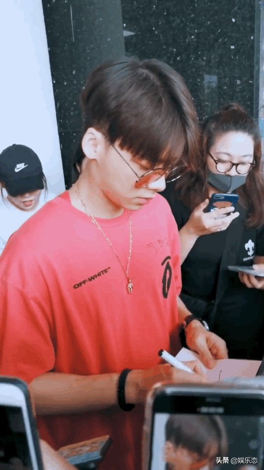 李易峰机场眼眶湿润2019,李易峰寸头韩国机场