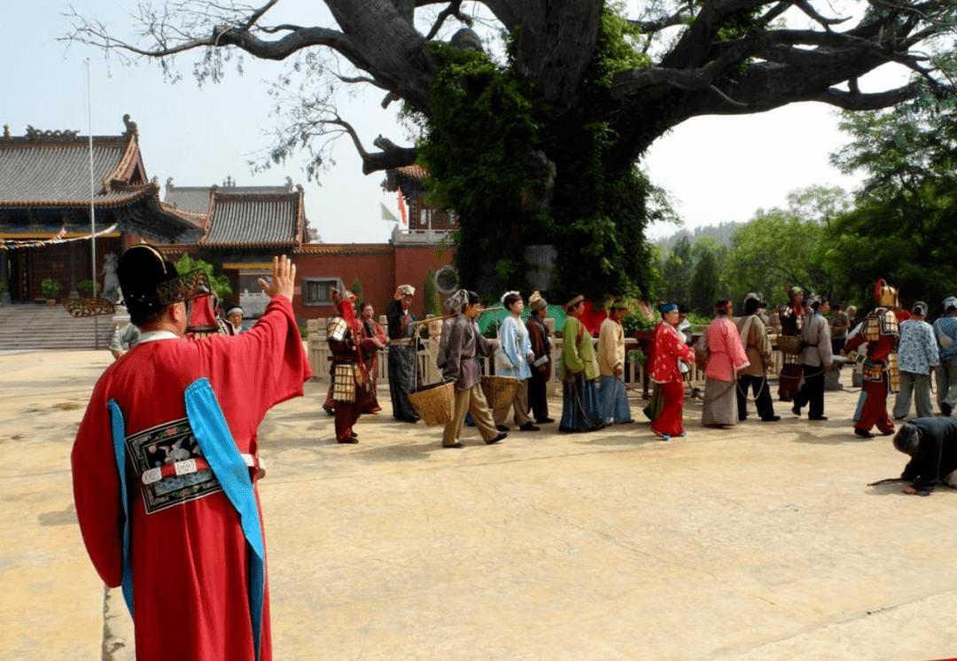 小脚趾甲两瓣的是满族还是汉族人,小脚趾甲为什么有两瓣是汉人