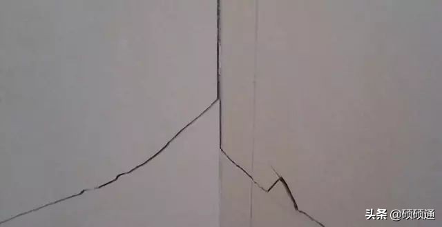 墙面开裂的最佳修补办法,墙面开裂掉皮如何修补视频