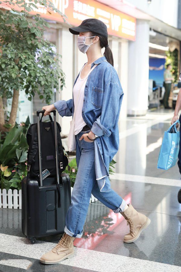 汤唯简单随性穿搭穿出满满大牌感,汤唯穿黑西装外套尽显气质