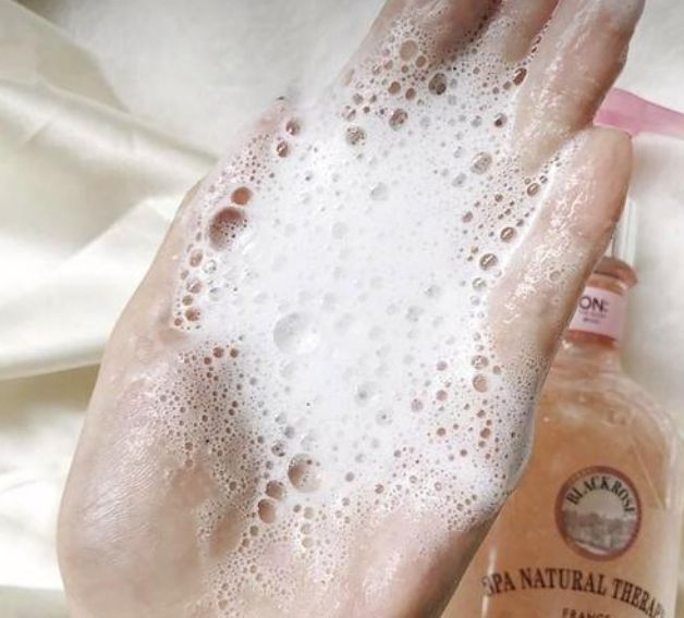 身上爱出油，背上长痘痘，那用香皂还是沐浴露？主要看这3点