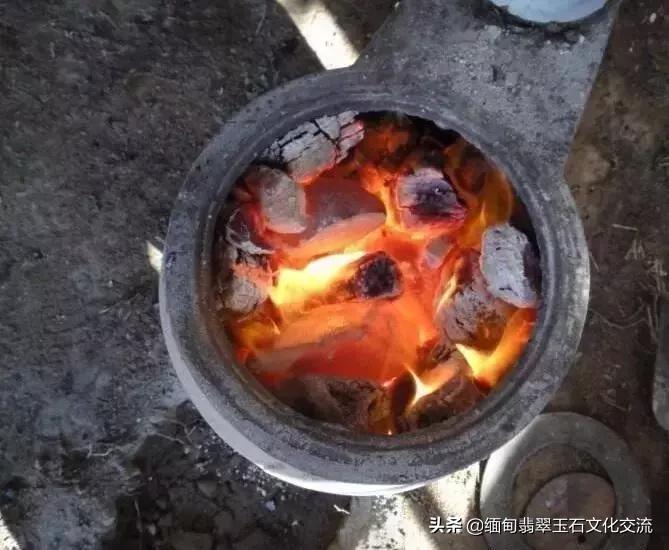 奇葩土豪竟把翡翠丢进火炉烧,烧出后色彩却十分鲜艳漂亮