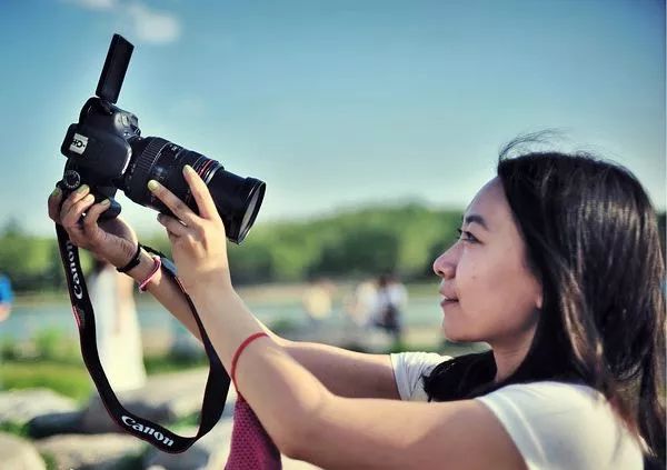 手机和相机相比最大的区别在哪里,出去旅游带相机好还是手机好