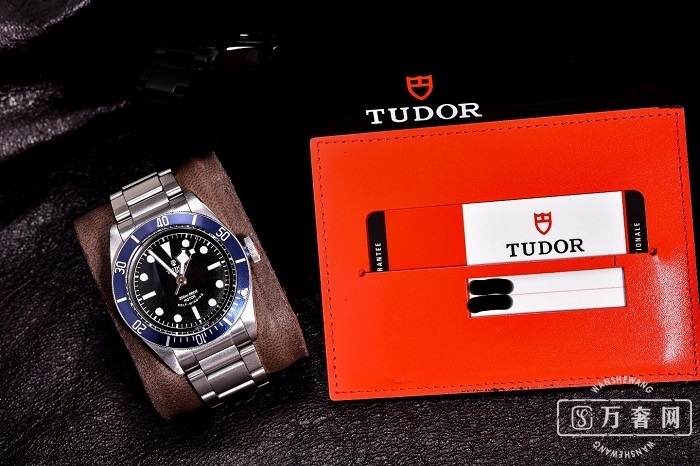 帝舵碧湾系列计时型腕表图片,帝舵碧湾系列黑陶瓷钢带