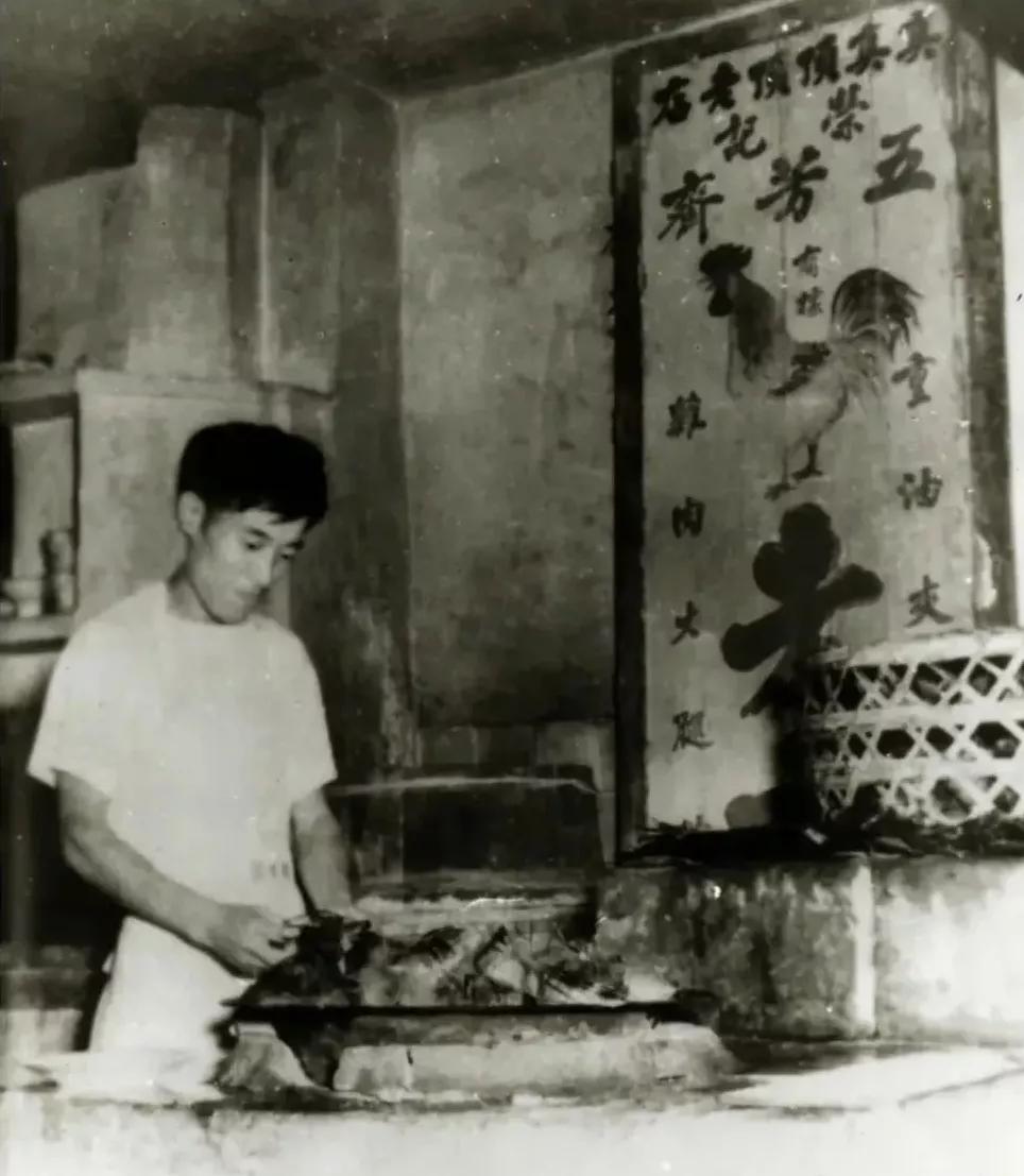 南货店的学徒，知道陆稿荐的酱鸭夫妇合起来就一副眼睛