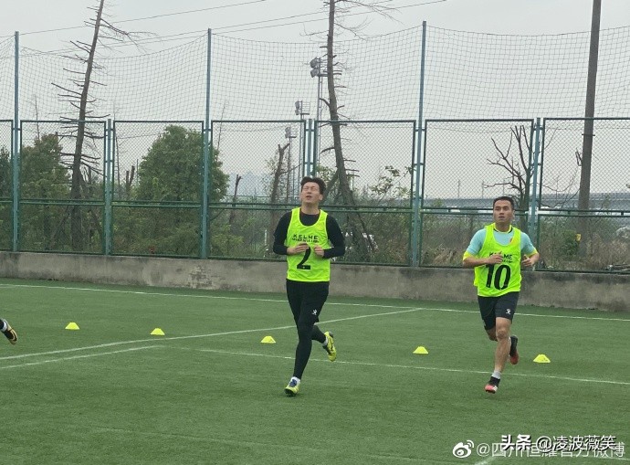 告别训练背心印号码+杂牌军形象，这支中冠新军有了装备赞助商