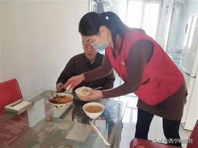 寒冬中送饭送什么菜,寒冬送关怀温暖老人心