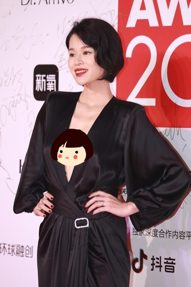 胡杏儿港风侧背头穿大红礼服,胡杏儿吊带裙图片