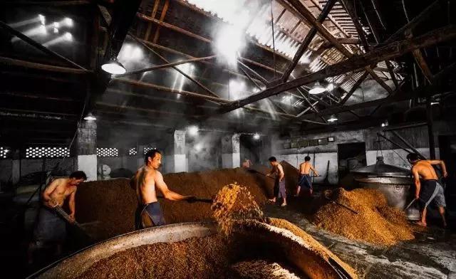 什么酿酒设备能酿出高度白酒,小型酿酒设备发酵出酒全过程