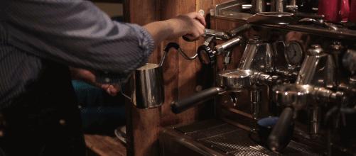 每天要喝掉两杯奶茶,每天要喝2000ml咖啡