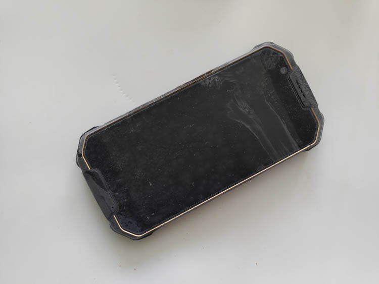 手机掉水里当场拿起来,手机掉入水中还可以正常使用