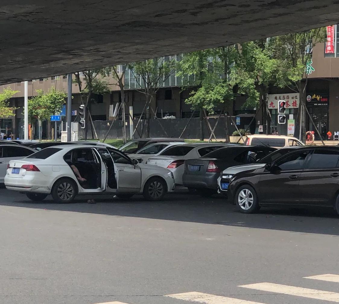 成都专车司机到底有多累？他们下午不得不躲起来睡！