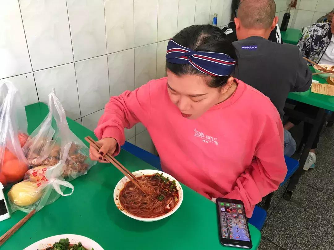 菜市男孩视频素材,菜市场男童