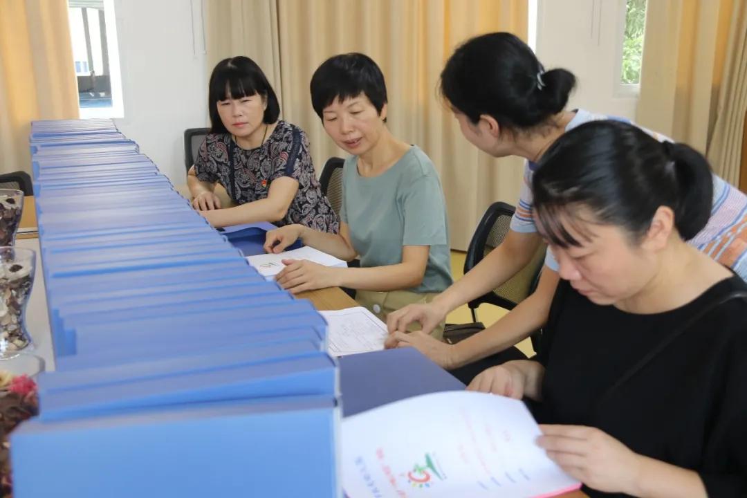 妇联创建文明城工作培训会,县妇联巾帼文明岗授牌