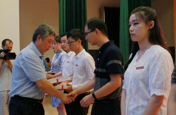 大学辅导员薪资曝光网友酸了,大学辅导员工资真的很低吗