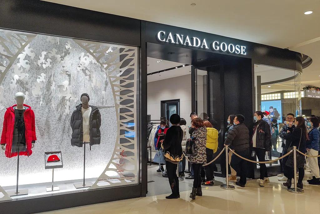 一个月工资3000羽绒服8000,月薪2万羽绒服