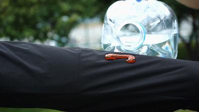 中科院联合素湃造了件“透气雨衣”！防水、防污，脏东西一冲就净