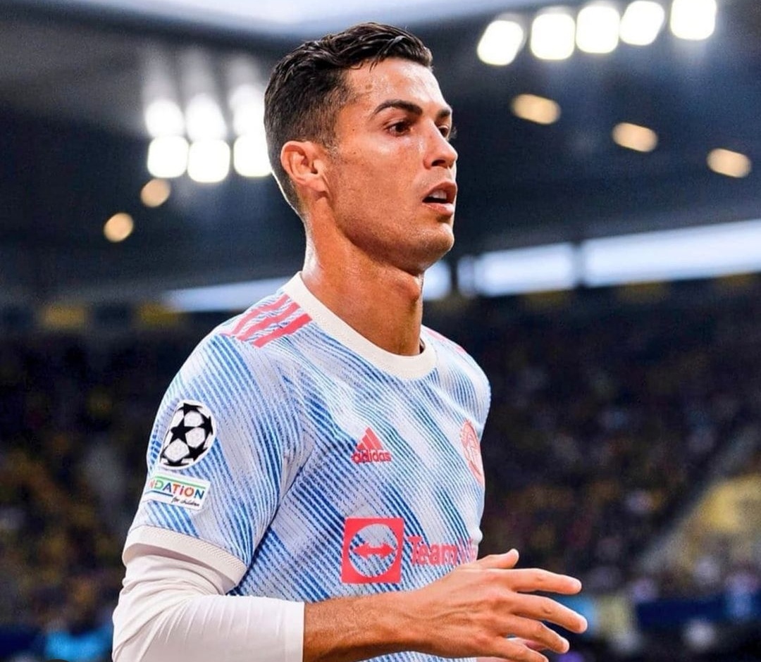 她被C罗击中：我醒来几乎躺在C罗怀里，他握着我的手在我脸上抚摸