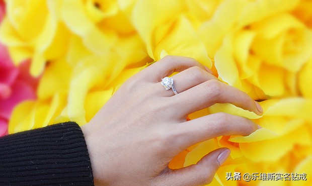 男士戒指手指戴法含义,戒指手指戴法含义4字概括