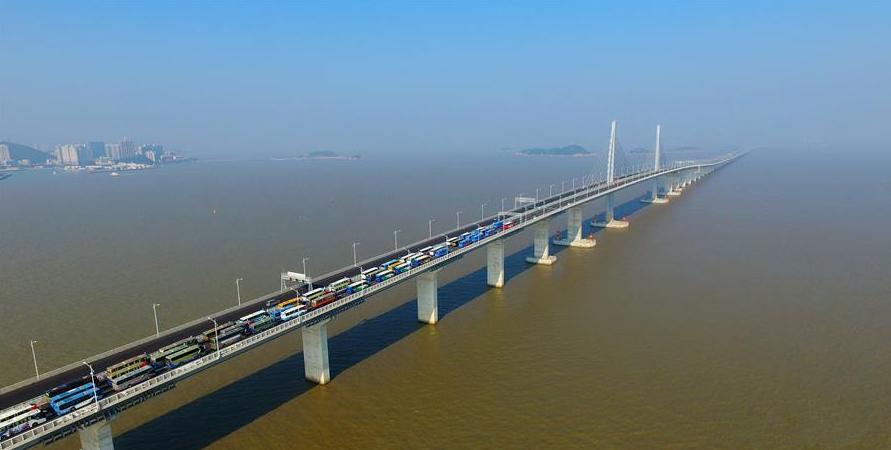 胡应湘跟李嘉诚年轻时船上合影,胡应湘遭李嘉诚威胁