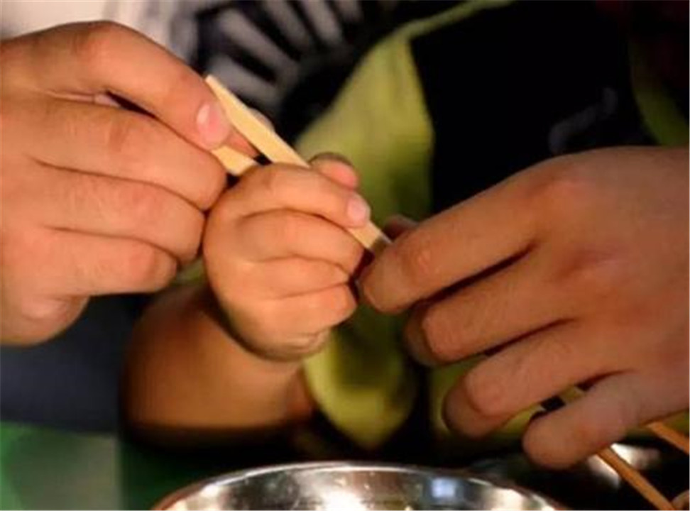 孩子不会用筷子，是不是发育滞后？父母别焦虑，你需要一些技巧