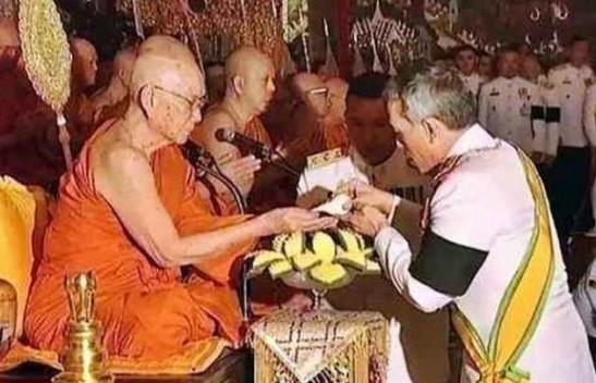 泰王跪拜僧王完整版,僧王用给泰王下跪吗