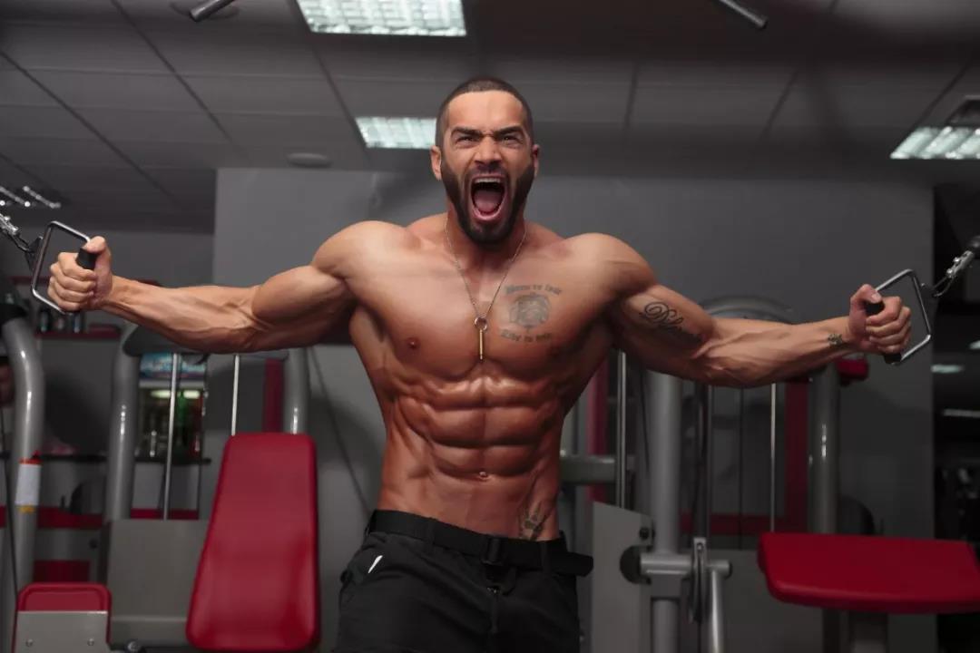 国民老公彭于晏身着西装,国民老公彭于晏跑步