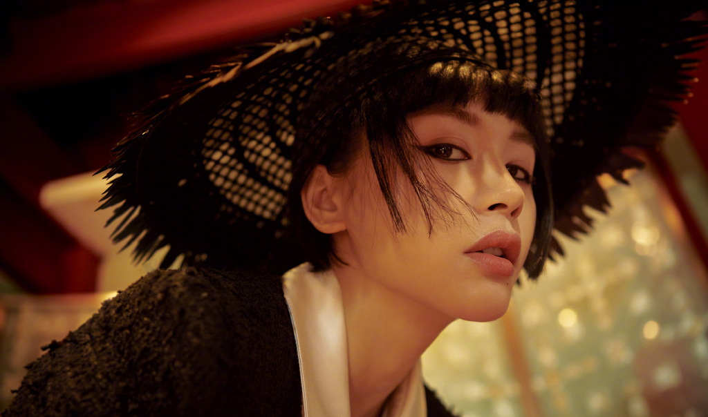 王子文身高162却超会穿,漆皮外套配短靴,玩下衣失踪美腿吸睛