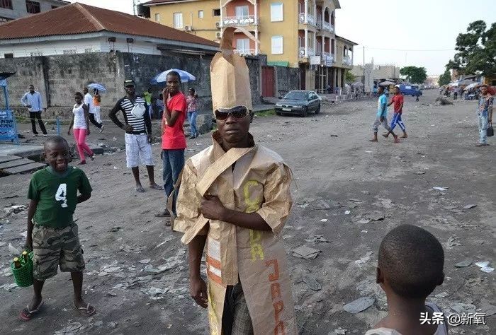 捡垃圾也要穿名牌,非洲贫民窟绅士精致起来有多野?