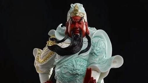 现在关羽的雕像是按照谁雕刻的,为什么关羽的雕塑都是闭着眼睛的
