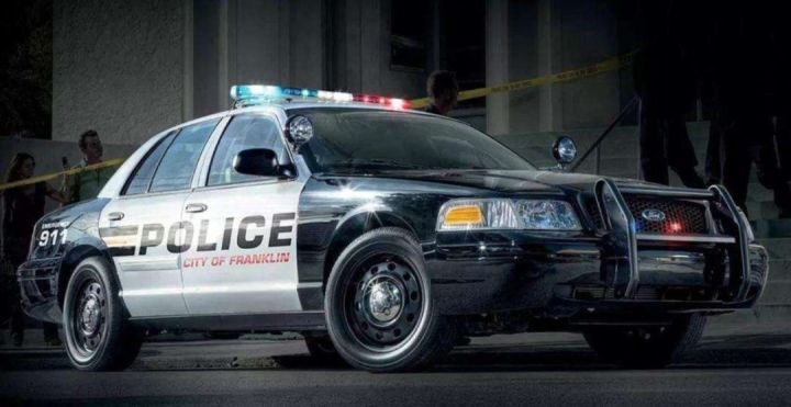 中国小伙在美国开警车,中国小伙国外开中国警车