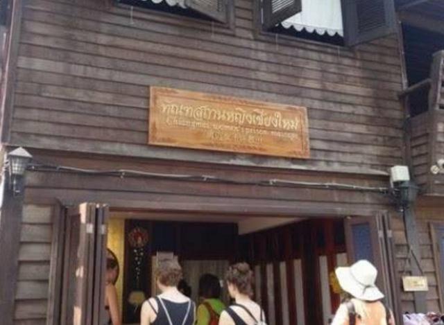 泰国最特色按摩，由女犯人提供服务，游客：挺不错的