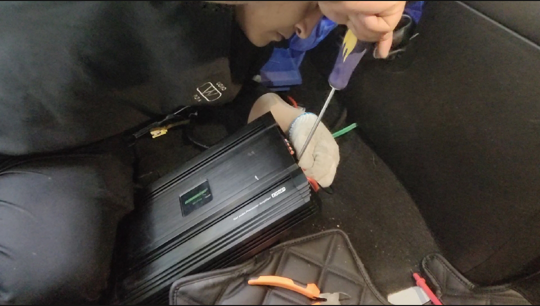 赤峰汽车音响改装鑫航改装丰田霸道升级四门隔音丹拿40周年喇叭