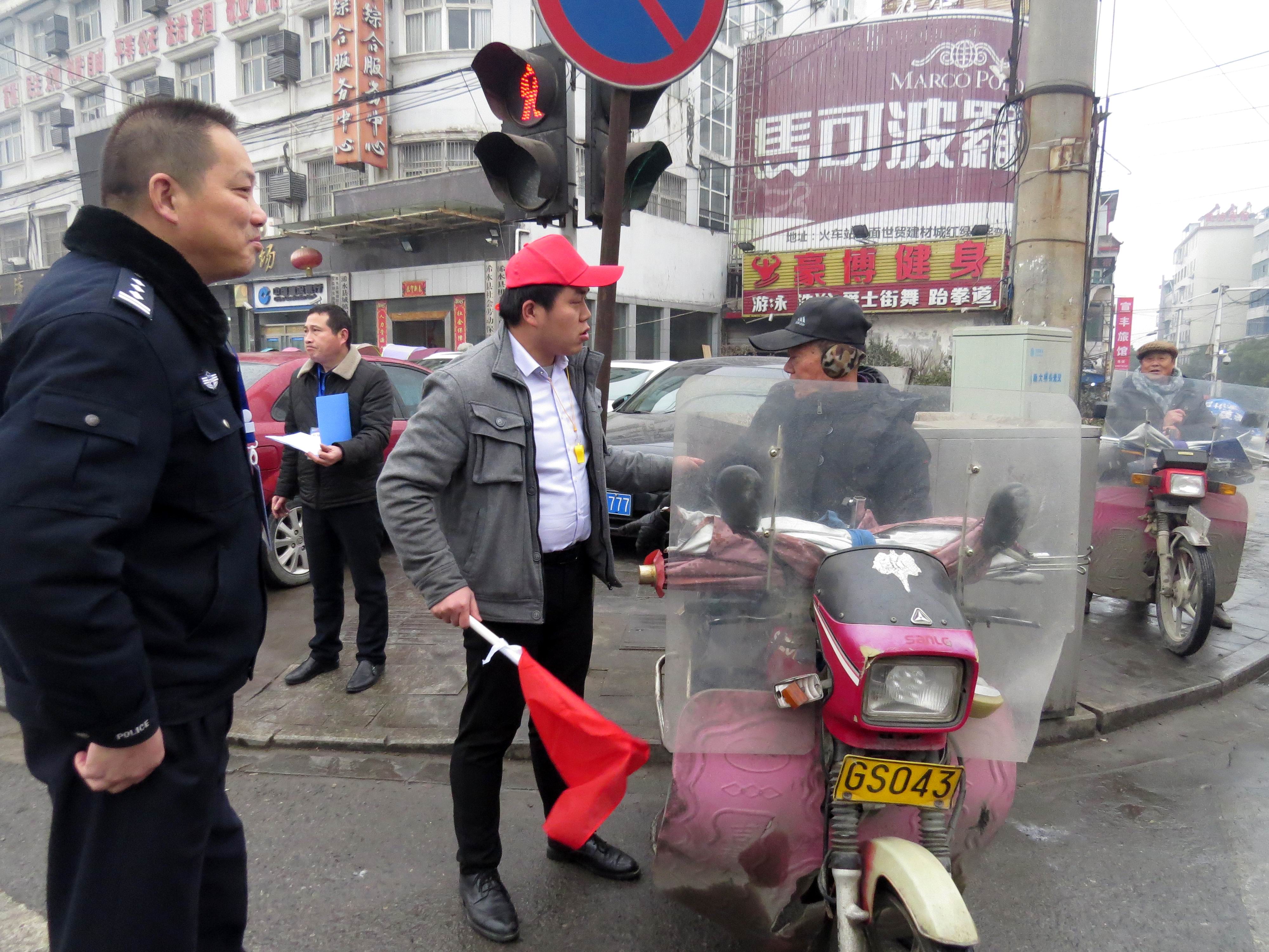 志愿者全员上路共抗疫情,文明出行劝导志愿者在行动