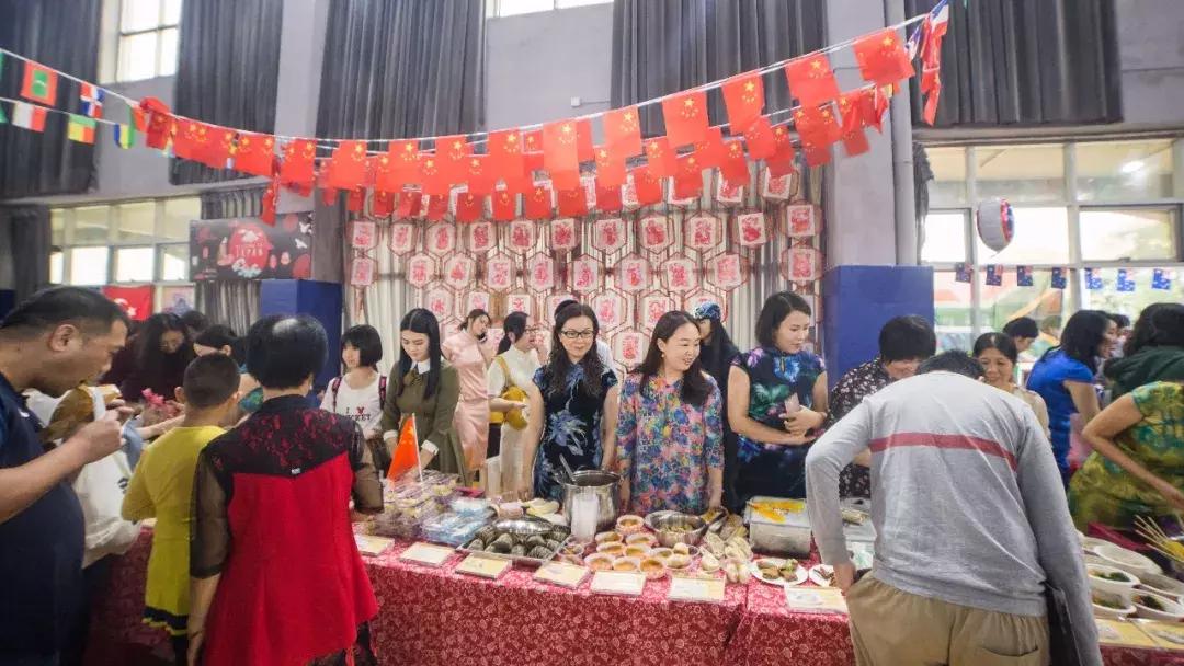 有墨西哥肉卷德国香肠，有棒球运动彩绘走秀，这个学校在干嘛？！