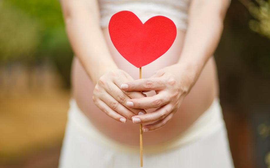 孕晚期胎儿在子宫内舒服吗,6个月胎儿在子宫里天天都在干嘛